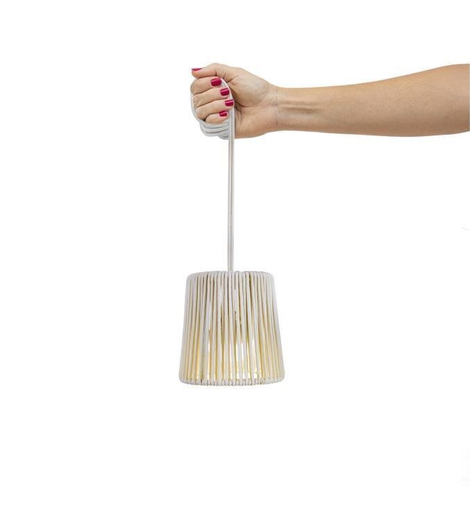 Ruka držiaca bielu prenosnú lampu Conta Mini