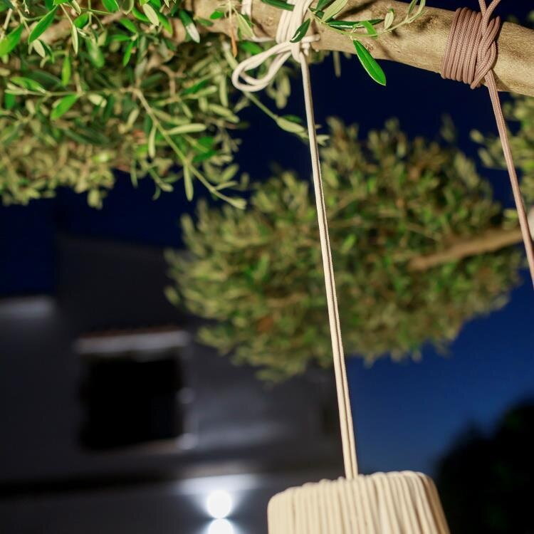Detail na tienidlo a závesný povraz lampy Conta Mini zavesenej na konári stromu