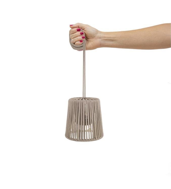 Ruka držiaca hnedosivú prenosnú lampu Conta Mini