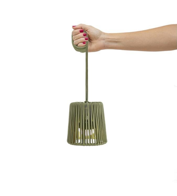 Ruka držiaca zelenú prenosnú lampu Conta Mini
