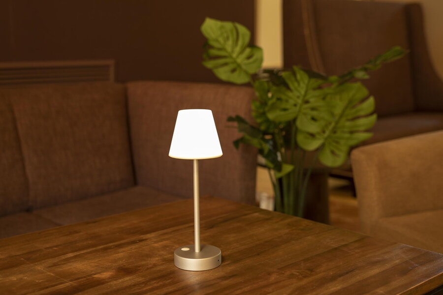 Mosadzná stolová lampa do exteriéru