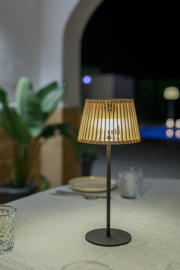 Stolová lampa nastavená na úroveň 36 cm