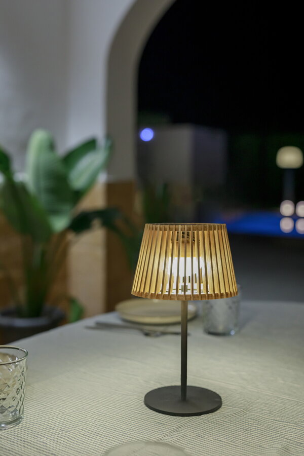Stolová lampa nastavená na úroveň 23 cm
