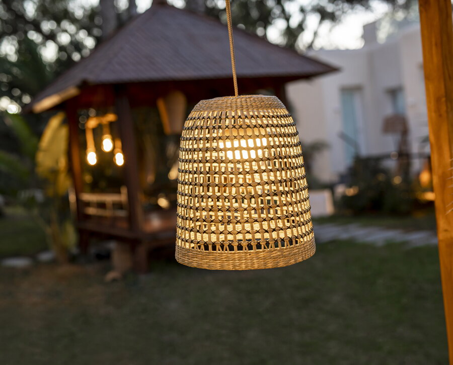 Záhradná ratanová lampa na zavesenie