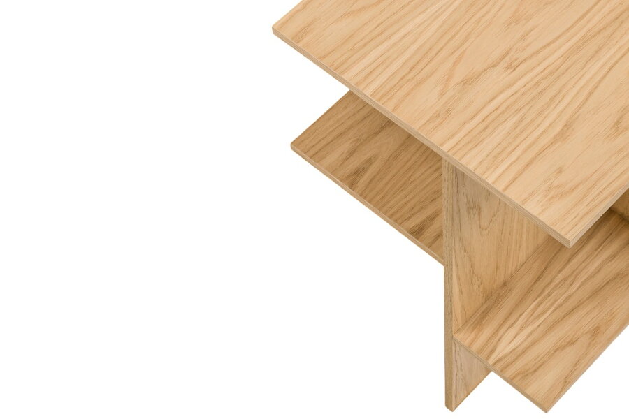 Detail na povrch nočného stolíka z dubovej dyhy prírodnej farby.