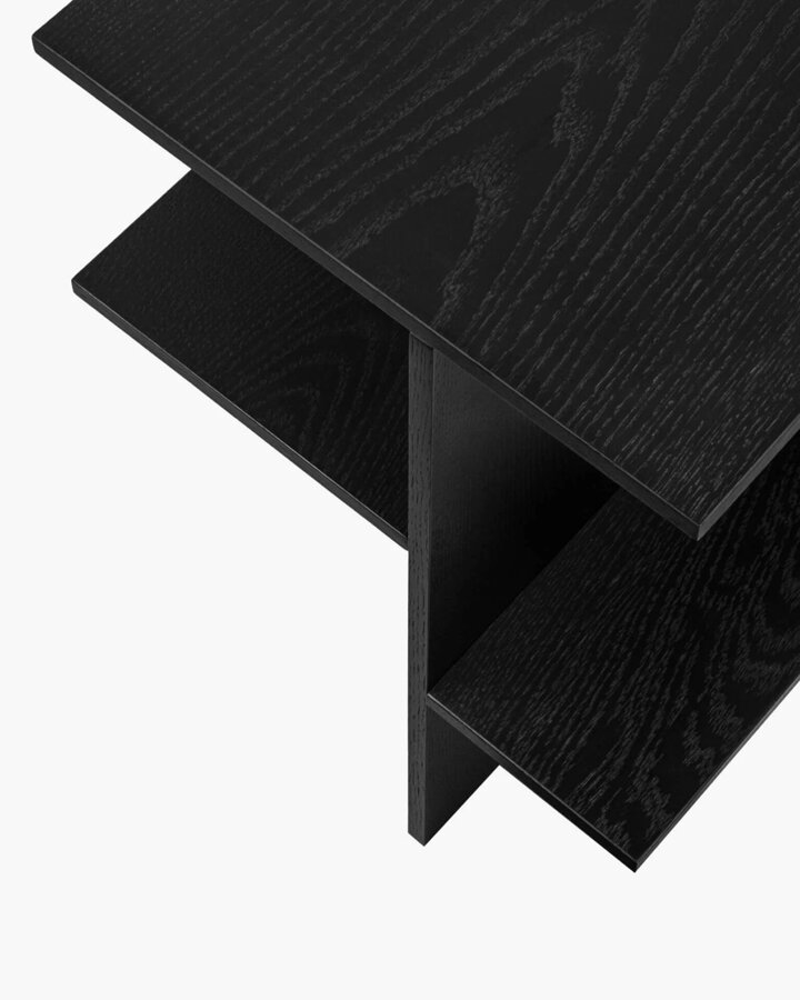 Detail na povrch čierneho nočného stolíka z dubovej dyhy.