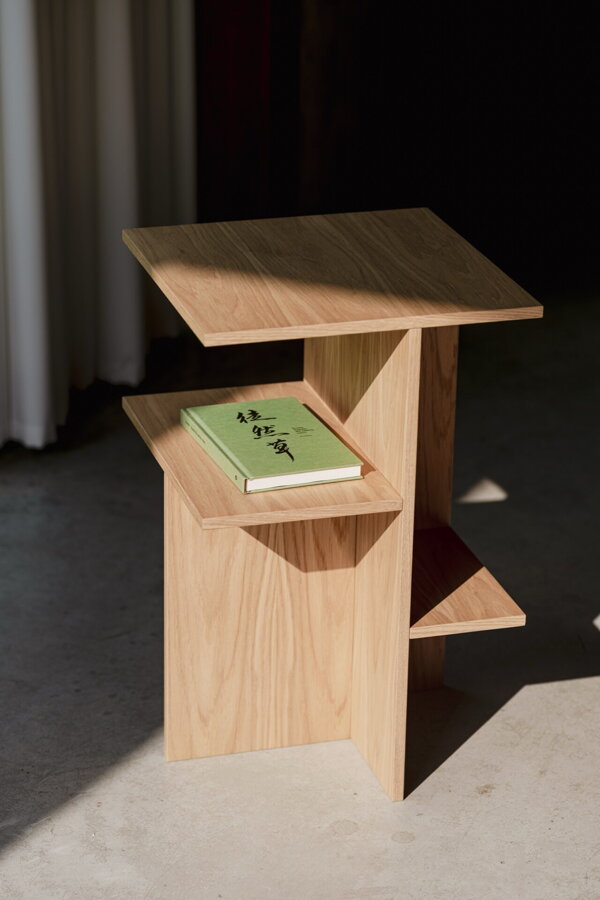 Dubový nočný stolík s troma policami, na jednej z políc je položená kniha.