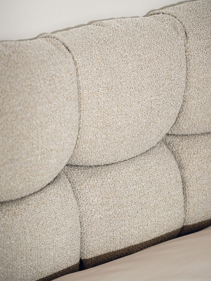 Béžové čelo postele Bolbi v čalúnení Boucle.