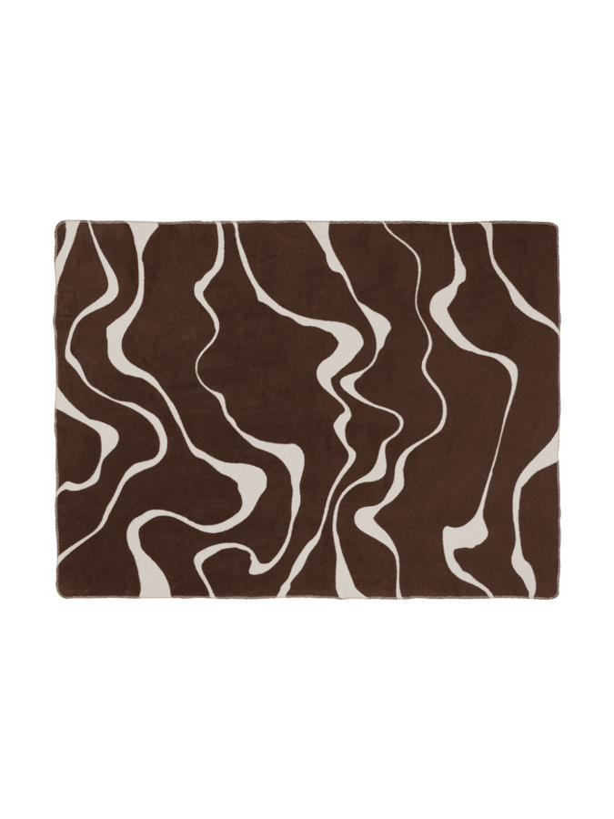 Detail na Deku Felu hnedej farby s krémovými vlnami.