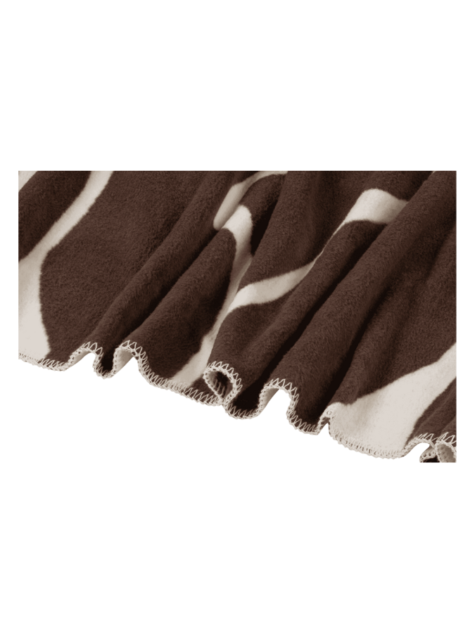 Detailný pohľad na deku Felu hnedej farby s krémovými vlnami.
