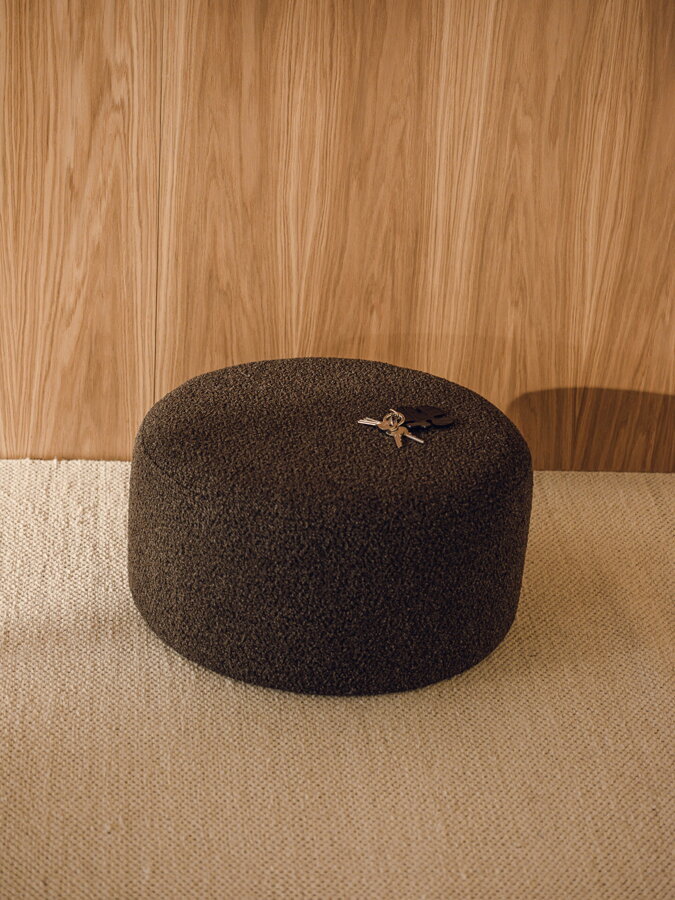 Puf Folk Chocolate Brown Bouclé, nízky – tmavohnedý