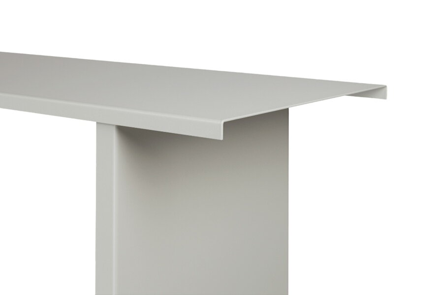 Detail na matný povrch sivej police z práškovanej ocele.