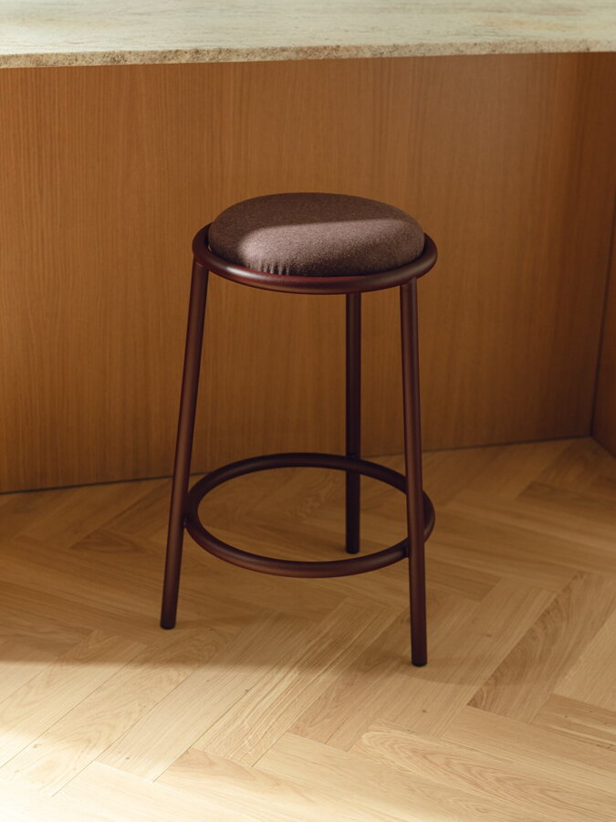 Barová stolička Hogo s čalúneným sedákom a oceľovým rámom v bordovej farbe.