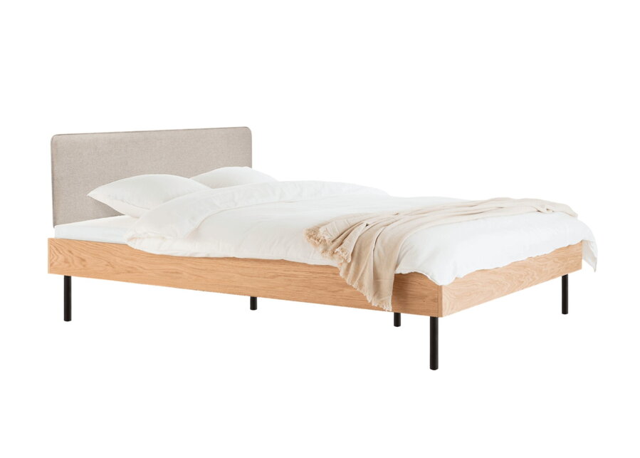 Posteľ Streiko z dubovej dyhy prírodnej farby s čalúneným čalom v odtieni pieskovom.