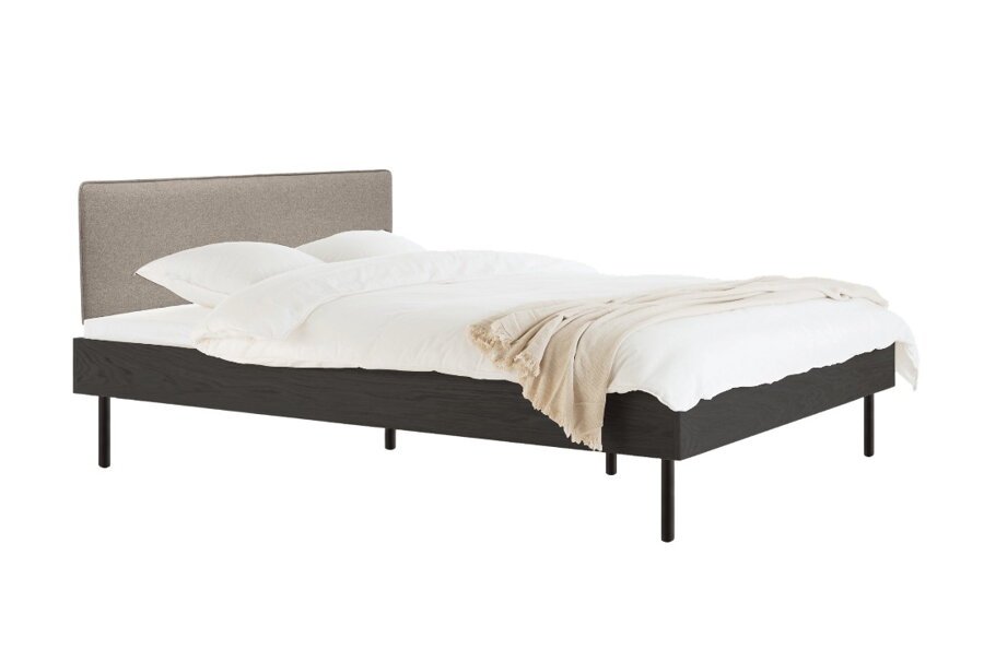 Posteľ Streiko z drevotriesky s čiernym melamínovým povrchom a s čalúneným čalom v odtieni kávovo hnedom.