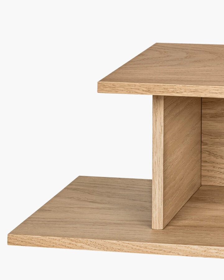 Nočný stolík Tann s dvoma úrovňami z matnej dubovej dyhy prírodnej farby.