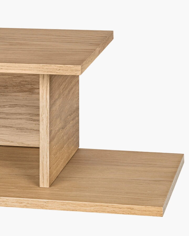 Minimalistický nočný stolík Tann s dvoma úrovňami z matnej dubovej dyhy prírodnej farby.