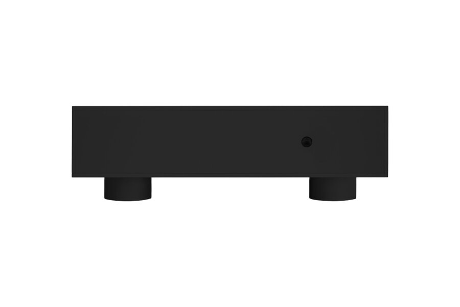 Záber na zadnú stranu čierneho stolíka pod televízor s otvorom pre vedenie káblov