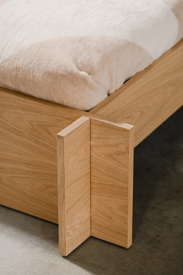 Detail na roh posteľového rámu z masívneho dubu.