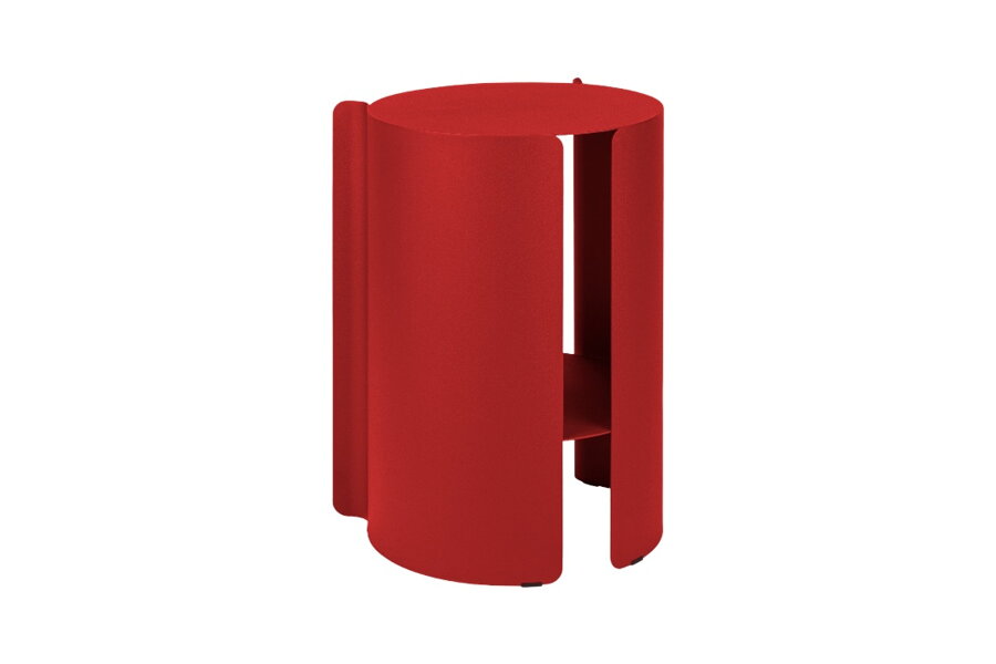 Moderný okrúhly príručný stolík Wa s policou z červenej práškovanej ocele.