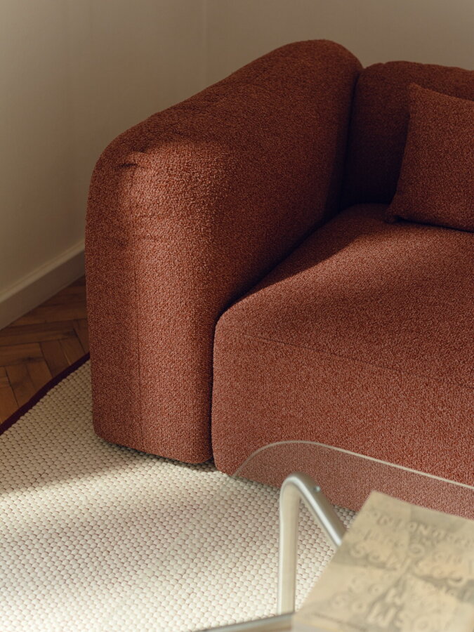 Detail na tehlové čalúnenie 3-miestnej modulárnej pohovky Yaro.