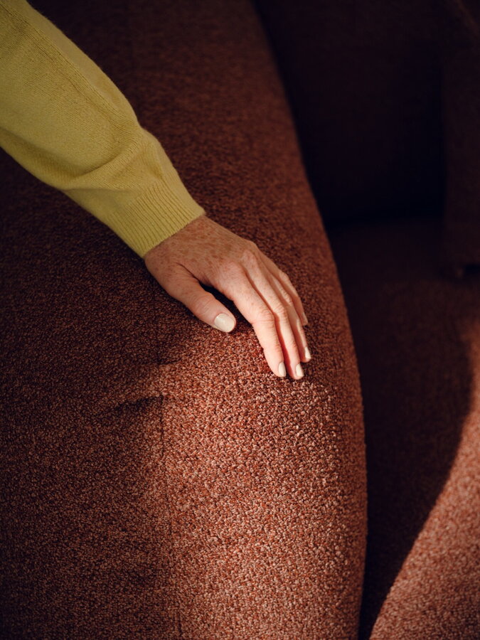 Detail na tehlové čalúnenie 3-miestnej modulárnej pohovky Yaro.