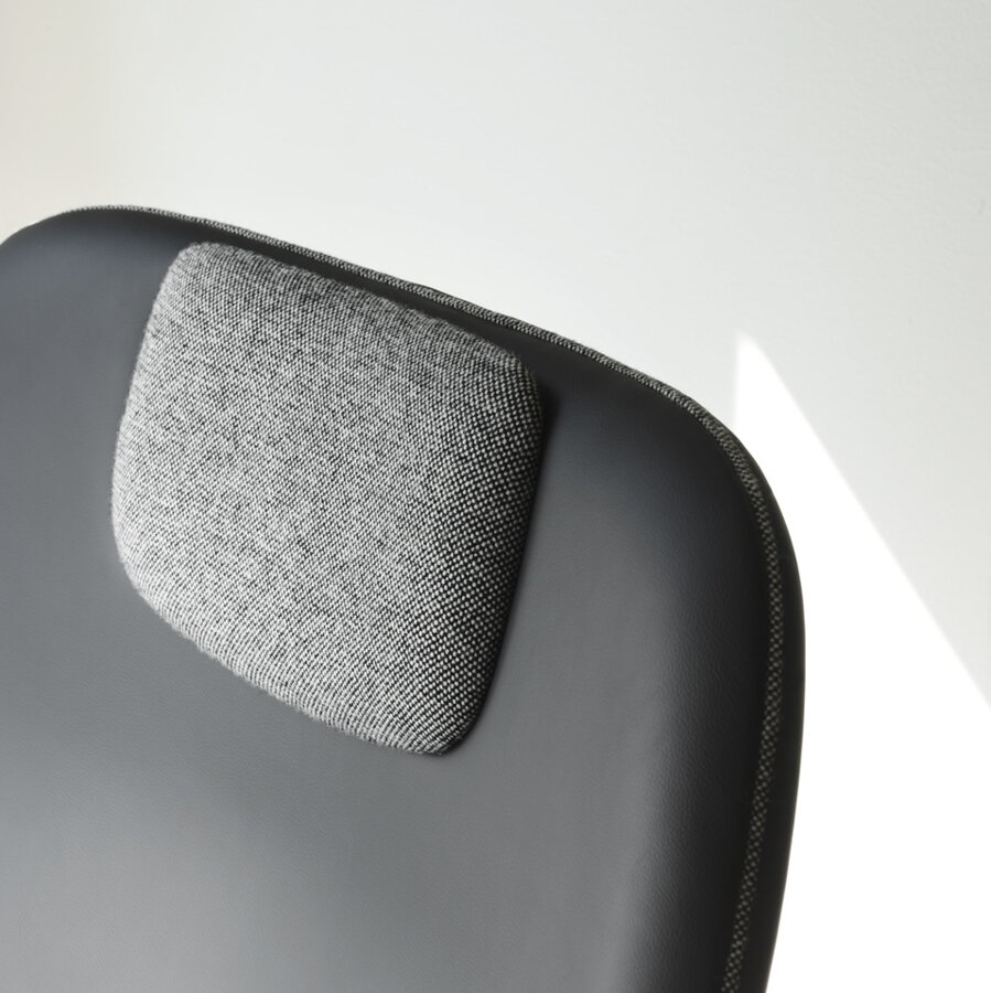Detailný pohľad na sivú čalúnenú opierku hlavy kresla Drape.