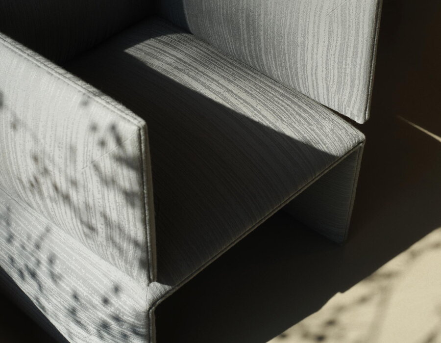 Detail na sivé čalúnenie kresla Fold Lounge Chair.