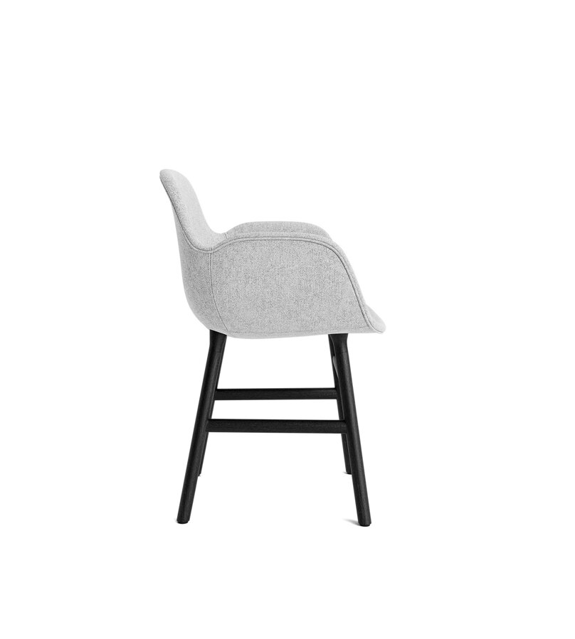 Pohľad z boku na sivú jedálenskú stoličku Form Armchair s podrúčkami a s čiernymi dubovými nohami