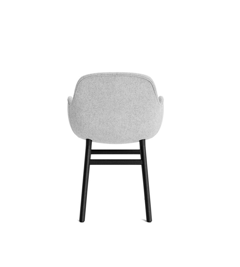 Pohľad zo zadu na sivú jedálenskú stoličku Form Armchair s podrúčkami a s čiernymi dubovými nohami