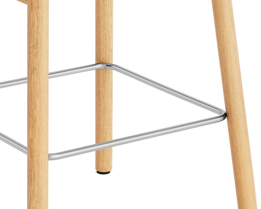 Detailný pohľad na masívne dubové nohy barovej stoličky
