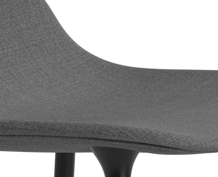 Detail na tmavosivý čalúnený sedák barovej stoličky Form