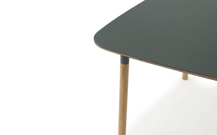 Detailný pohľad na zelenú linoleovú stolovú dosku