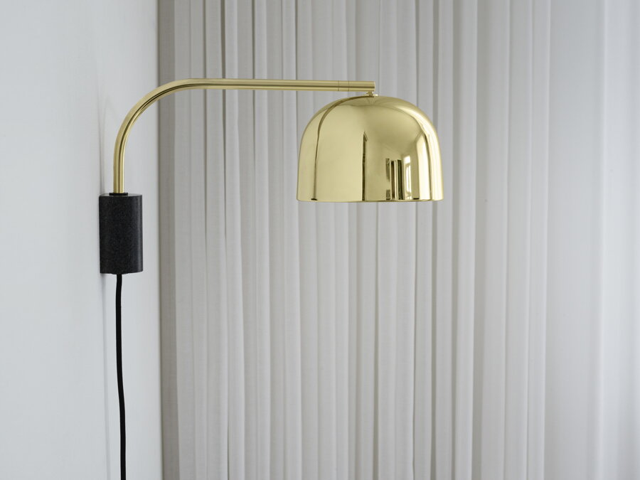 Malá mosadzná nástenná lampa z ocele