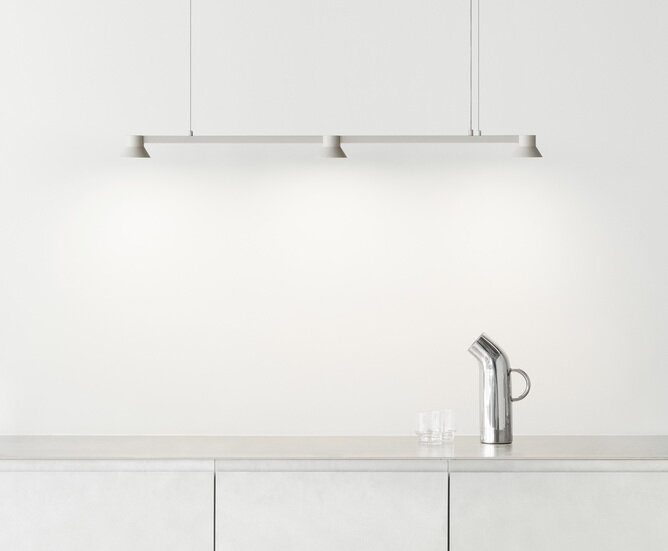 Štýlová sivá lineárna lampa s troma tienidlami