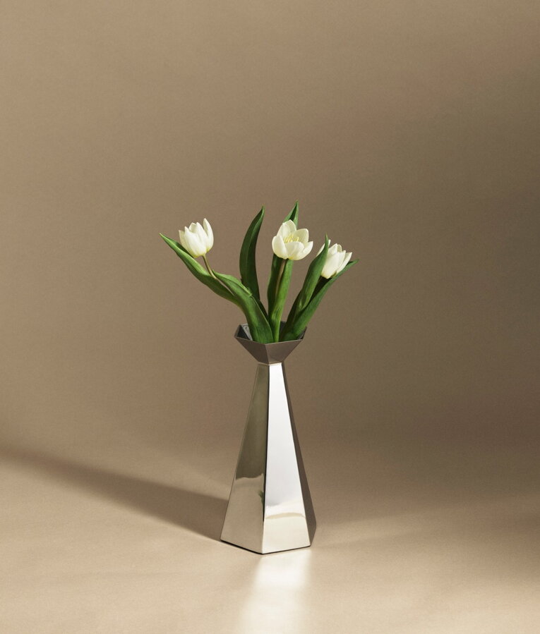 Oceľová váza Hexa s tromma bielymi tulipánmi.