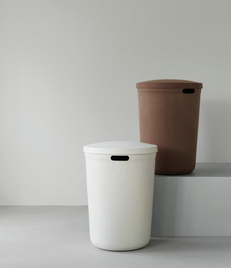 Kôš na bielizeň z recyklovaného PET filcu v krémovej a hnedej farbe.