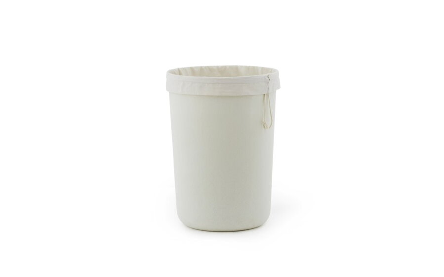 Krémový kôš na bielizeň Hide z recyklovaného polyetylénu s natiahnutým bavlneným vreckom vnútri koša.
