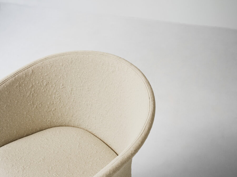 Detail na štruktúru čalúnenia pieskovej farby kresla Knit.