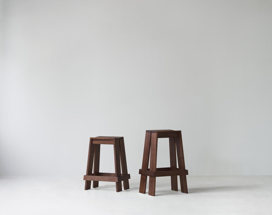 Barová stolička Let Barstool 75 cm, z masívneho jaseňa s tmavohnedým moreným povrchom.
