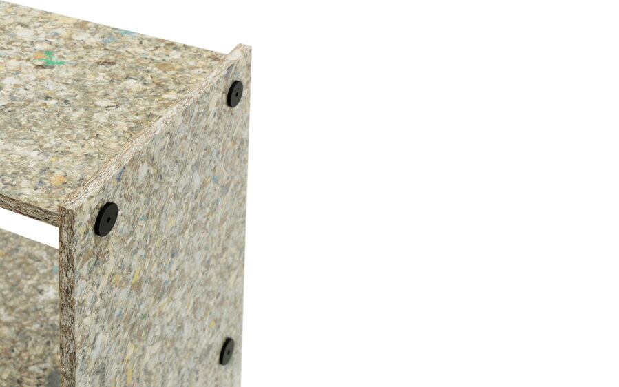 Detail na recyklovaný materiál, z ktorého je vyrobená polica Pap.