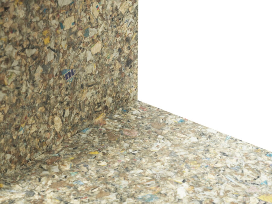 Detail na recyklovaný materiál, z ktorého je vyrobená polica Pap.