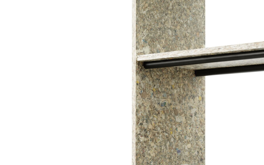 Detail na kovové tyče a na recyklovaný materiál, z ktorého je vyrobená polica Pap.