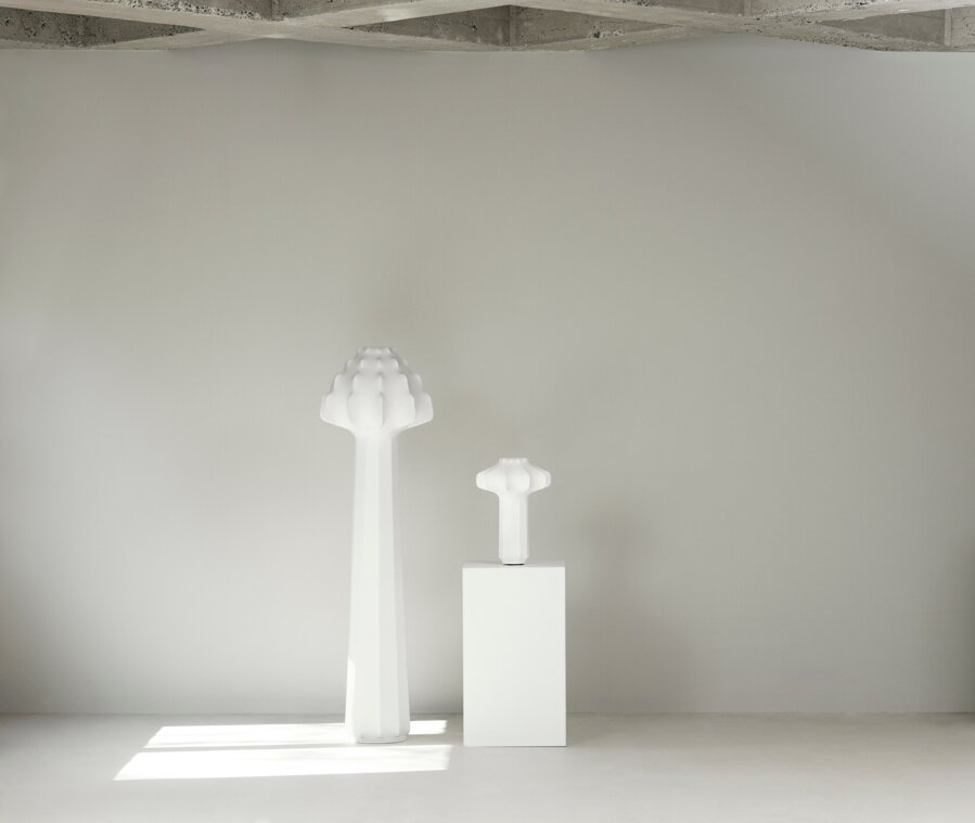 Biela stolová lampa na bielom mramorovom podstavci vedľa bielej stojanovej lampy z rovnnakej kolekcie Phantom.