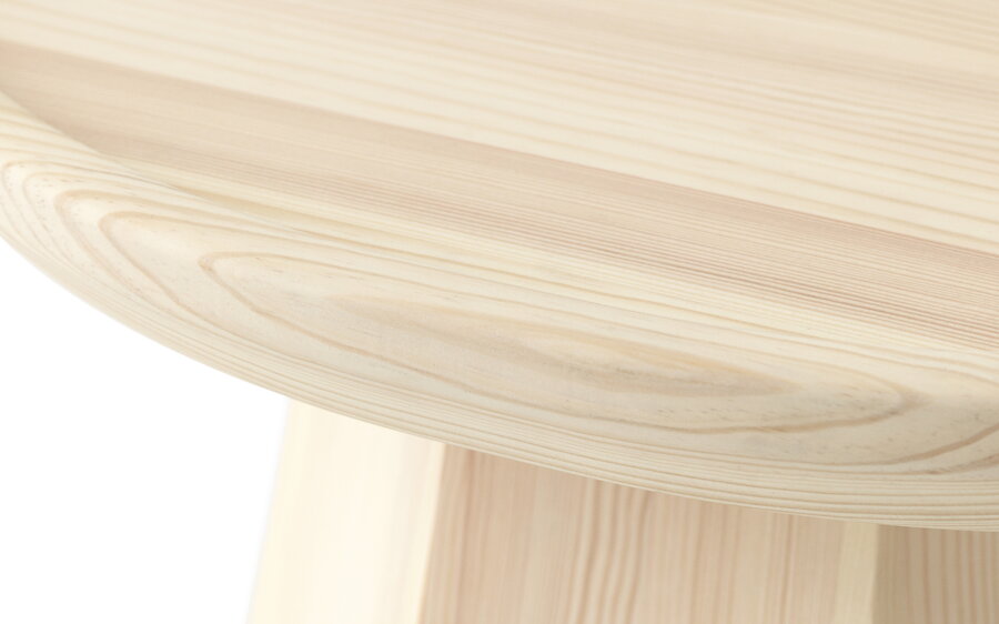 Detailný pohľad na masívne borovicové drevo stolíka Pine.