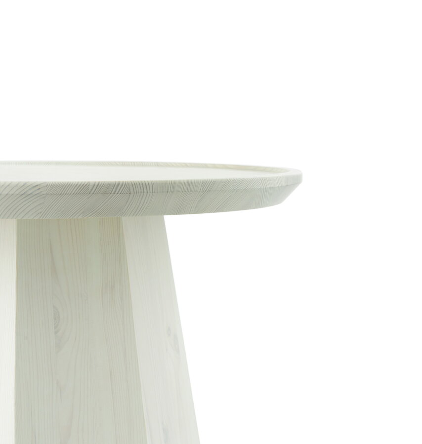 Detailný pohľad na osemrannú základňu borovicového stolíka Pine svetlozelenej farby.