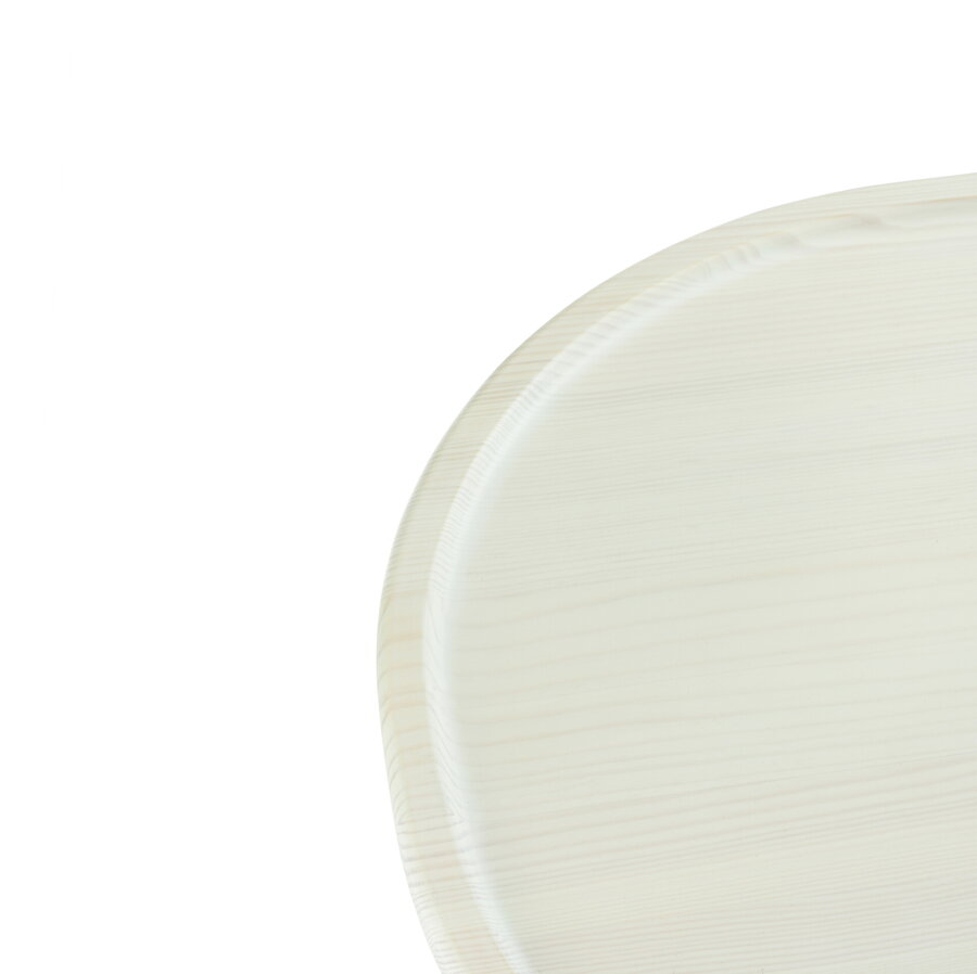 Detailný záber na okrúhlu stolovú dosku borovicového stolíka Pine.