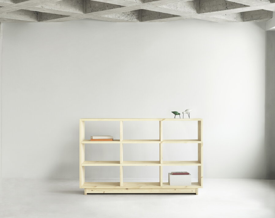 Vysoká knižnica Plank Bookcase z masívnej borovice prírodnej farby.