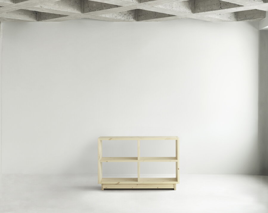 Stredne vysoká knižnica Plank Bookcase z masívneho borovicového dreva prírodnej farby.