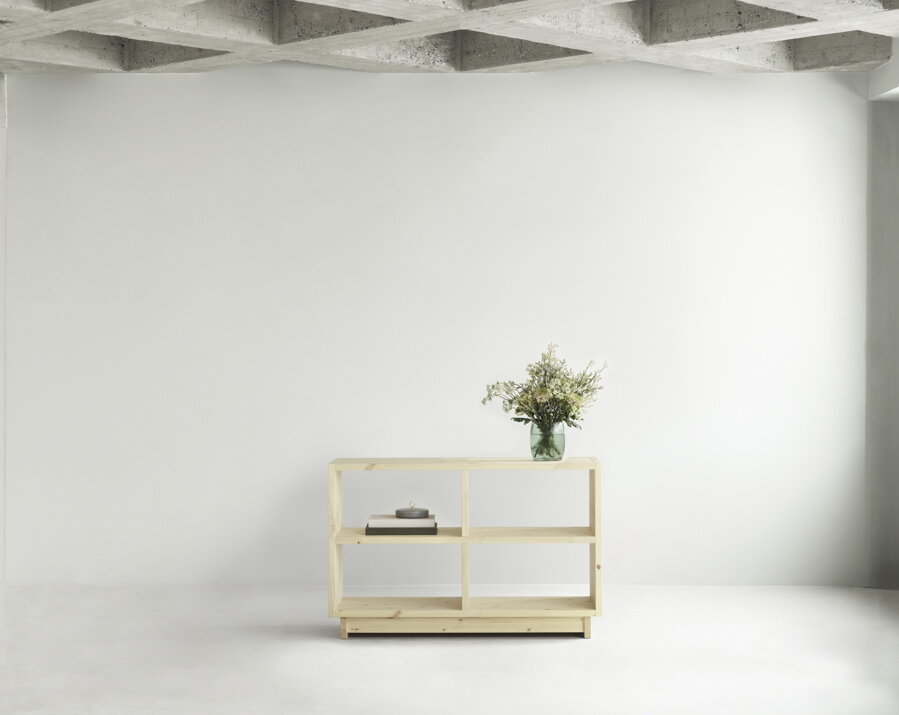 Stredne vysoká knižnica Plank Bookcase z masívneho borovicového dreva prírodnej farby.